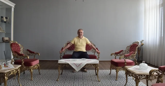 Zeki Müren e komşu hatıra: Erzurum Olgunlaşma Enstitüdeki tarihî takım Bir mobilyanın ardındaki sessiz tanıklık Erzurum Haberleri Habertürk Yerel Haberler