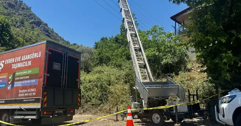Antalya da eşya taşırken elektrik akımına kapılan 2 kişi öldü