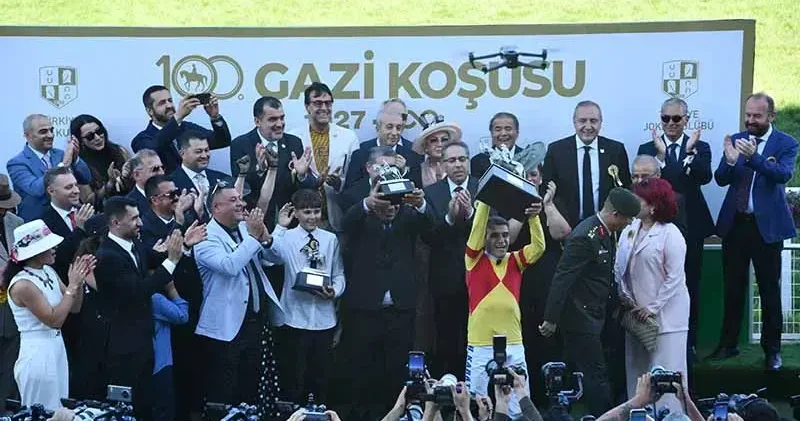 Ünlüler, locasında 100 üncü Gazi Koşusu heyecanını yaşadı