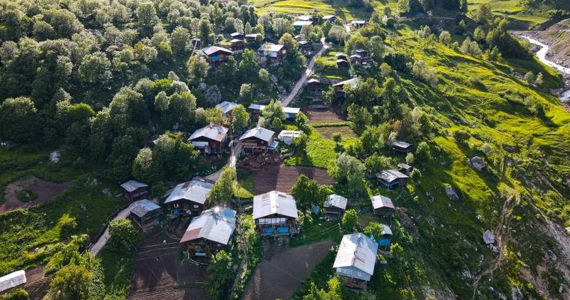 Tamamı ahşap evlerden oluşan köy doğasıyla mest ediyor