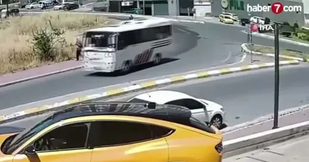 Esenyurt ta, ters yönde giden scooter sürücüsüne araba çarptı