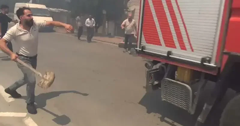 Silivri de yangın ihbarına giden itfaiye ekibine kürek fırlattı