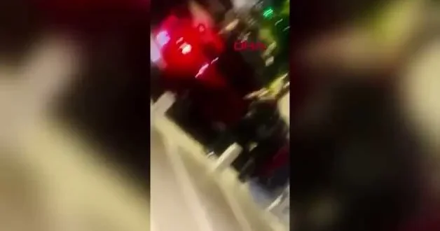 Polis bariyerini ezip kaçmaya çalıştı: Korku dolu anlar saniye saniye kaydedildi
