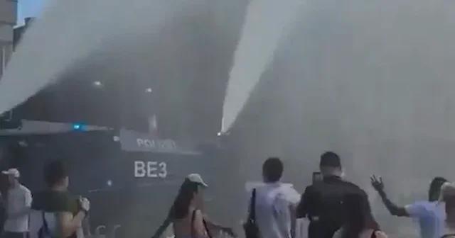 Almanya da termometreler 41.5 dereceyi gördü: Berlin’de TOMA’lar halkı serinletmek için su sıktı VİDEO İZLE