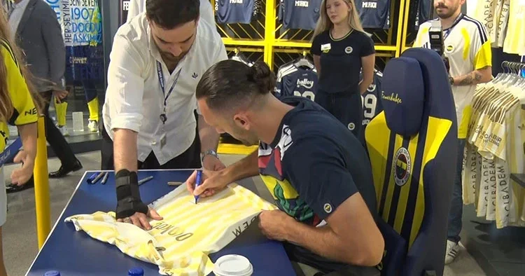 Vedat Muriqi ye Kadıköy de sevgi seli!