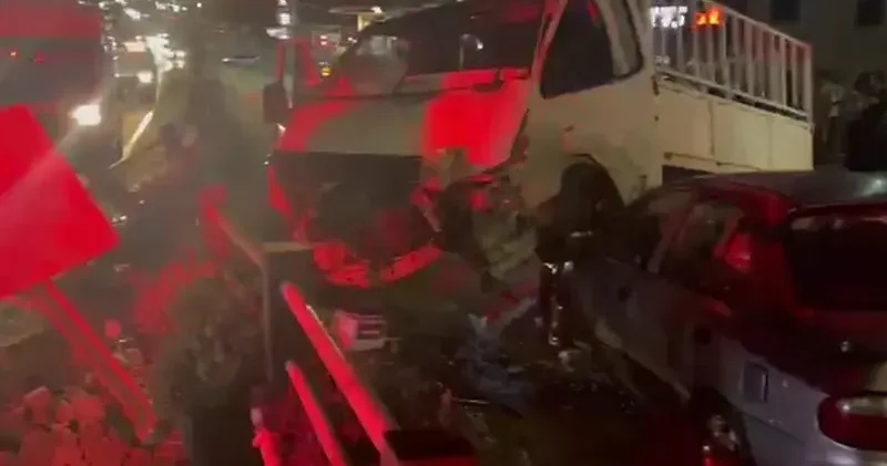 Niğde de üç aracın karıştığı kazada 4 kişi yaralandı