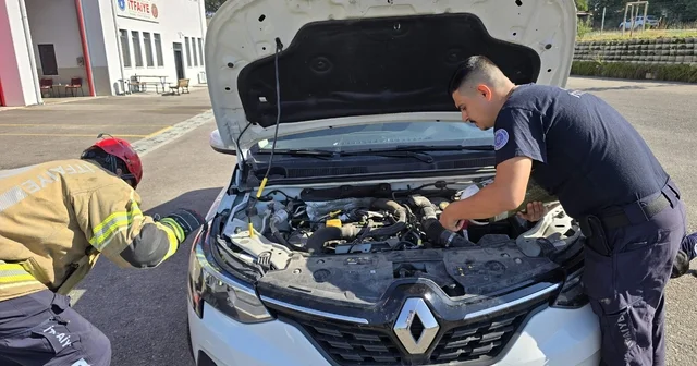 Otomobilin motorunda ilçe ilçe gezdi Otomobilin motoruna sıkışan kediyi itfaiye kurtardı Bursa Haberleri Habertürk Yerel Haberler