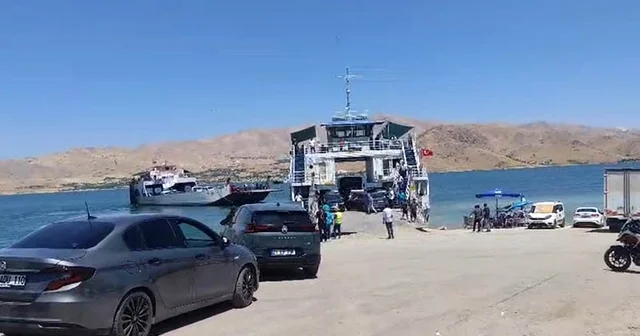 Yakıtı biten feribot çalışmalar sonucu iskeleye yanaştırıldı: Araçlar ve vatandaşlar tahliye edildi Tunceli Haberleri Habertürk Yerel Haberler