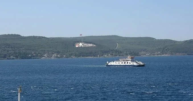 Çanakkale Boğazı nda yük gemisi karaya oturdu... Boğaz trafiğe kapatıldı