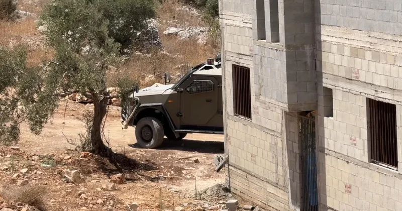 Batı Şeria da bir İsraillinin, askeri üniforma giyerek Filistinlileri darbettiği ortaya çıktı