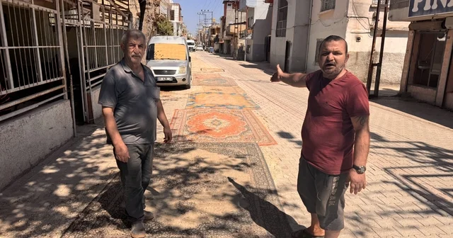 Tozdan bunalan mahalleli çareyi sokağa halı sermekte buldu Adana Haberleri Habertürk Yerel Haberler