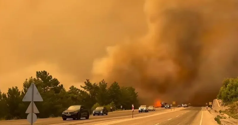 Muğla da alevler büyüdü! Fethiye Antalya yolu kapatıldı