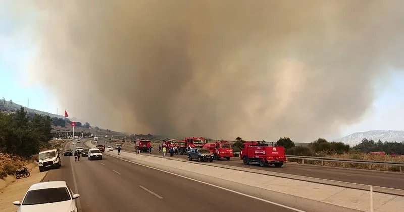 Antalya Kumluca da korkutan yangın! Karayolu çift yönlü kapatıldı