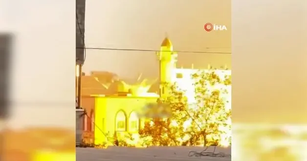 Katil İsrail Gazze de bir camiyi daha hedef aldı