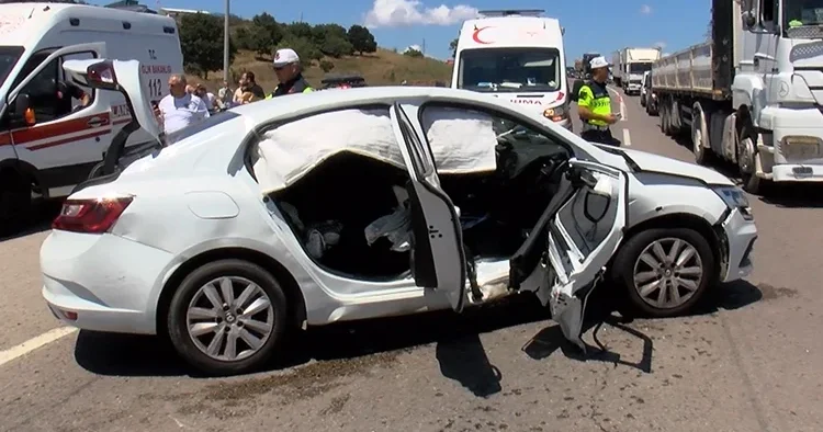Pendik te iki otomobil çarpıştı: 1 i çocuk 2 yaralı