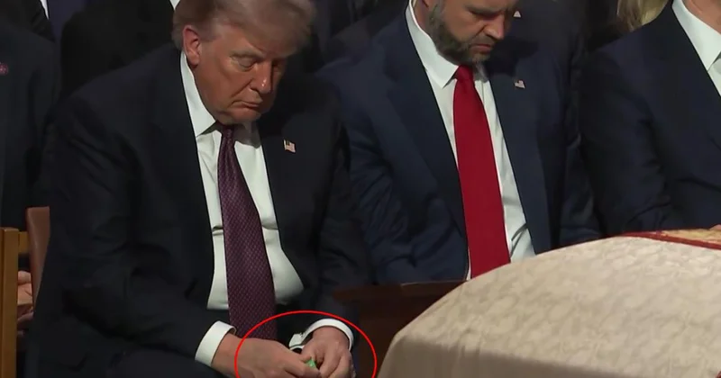 Cenaze törenine damga vuran görüntü: Trump a dikkat