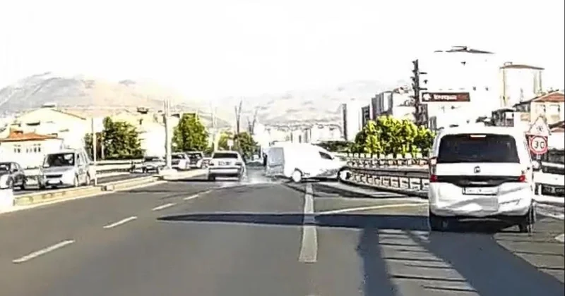 Kayseri de hafif ticari araç bariyere çarptı: O anlar kamerada