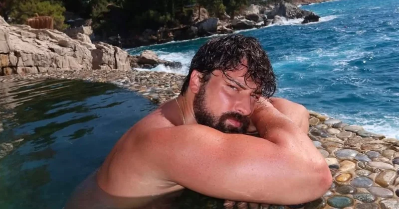 Çekimlere kısa bir ara verdi: Alp Navruz yeni tarzıyla Fethiye de ortaya çıktı Sözcü Gazetesi