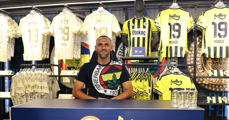 Fenerbahçeli Vedat Muriqi imza gününde taraftarlarla buluştu