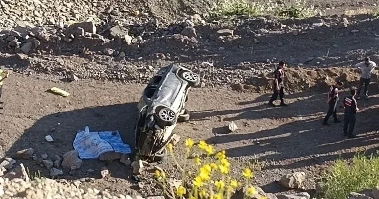 Otomobil dere yatağına devrildi: 3 ölü, 3 yaralı
