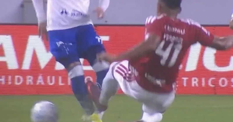 Futbolda bir ilk: Sakatladığı rakibi iyileşene kadar sahaya çıkamayacak