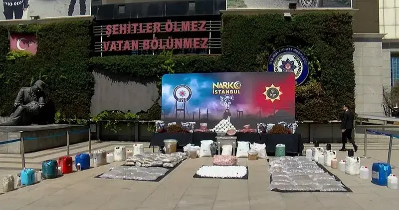 İstanbul da operasyonlarda ele geçirilen 1 ton 163 kilogram uyuşturucu emniyette sergilendi