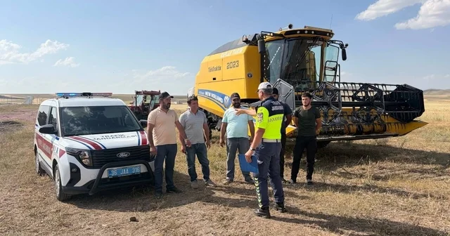 Kars ta biçerdöver ve traktör sürücülerine kapsamlı trafik eğitimi verildi Kars Haberleri Habertürk Yerel Haberler