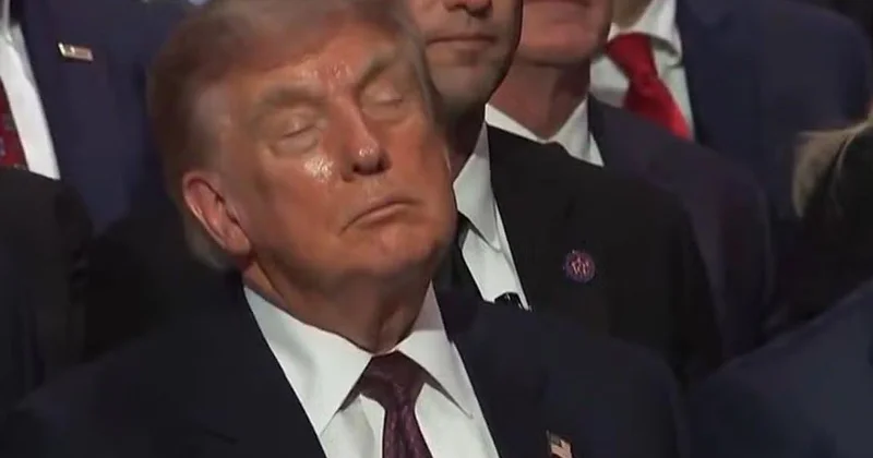 Trump, Senatör Graham ın cenazesinde uyuyakaldı! O anlar gündem oldu