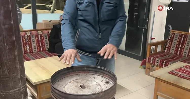 Bu ilçeye hala yaz gelmedi: Isınmak için soba yakıyorlar