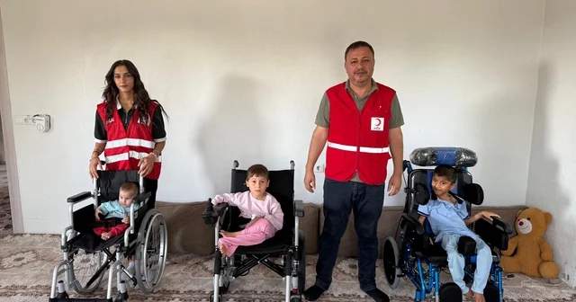 Türk Kızılay Silopi Şubesinden cam kemik hastası 3 kardeşe tekerlekli sandalye desteği Şırnak Haberleri Habertürk Yerel Haberler