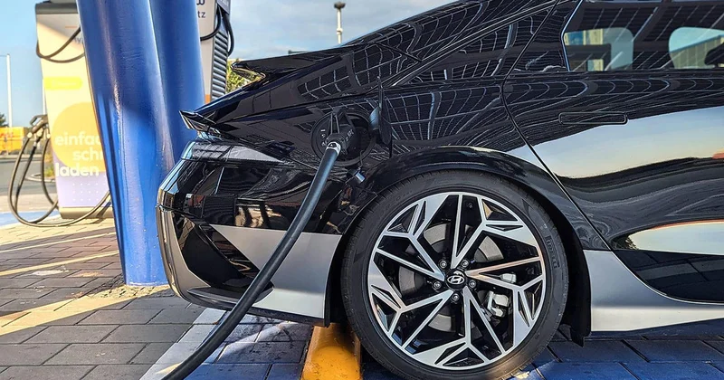 Elektrikli otomobillerin şarj edilişinde hayatınızı kolaylaştıran önemli detayı Elon Musk açıkladı Son Haberler