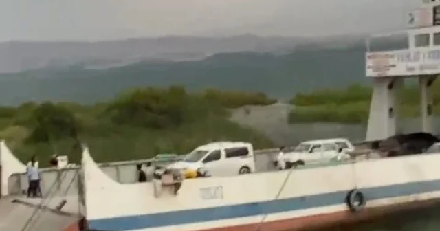 Fırtına feribotun iskeleyeye yanaşmasına izin vermedi Elazığ Haberleri Habertürk Yerel Haberler