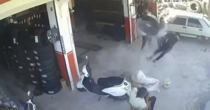 Otomobil lastiği tamir sırasında patladı; o anlar kamerada