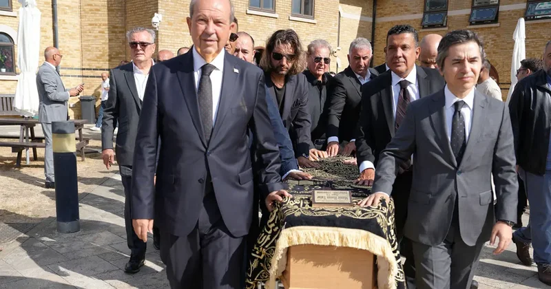KKTC 5. Cumhurbaşkanı Ersin Tatar yeğenini Londra da son yolculuğuna uğurladı
