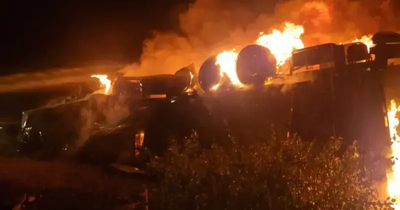 Çorum da devrilen TIR alev aldı