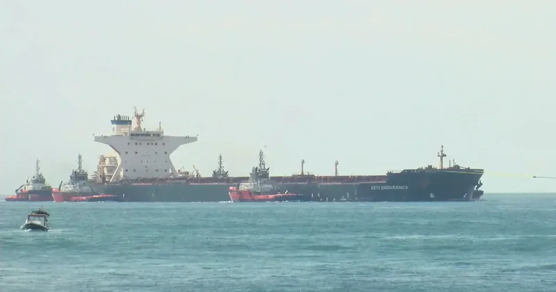 Liberya bayraklı kuru yük gemisi İstanbul Boğazı ndan geçiyor, trafik durduruldu
