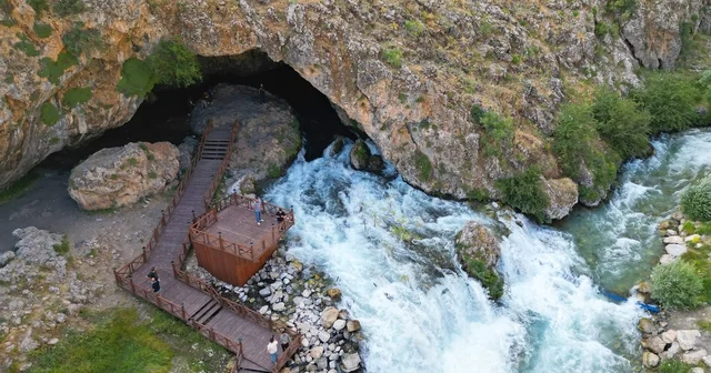 Bahçesaray da gür akan sular yaban hayatına can veriyor Yoğun kar yağışı Bahçesaray ın doğasını yaz sonuna kadar besledi Bahçesaray da doğanın kalbi yaz sonunda da canlı atıyor Van Haberleri Habertürk Yerel Haberler