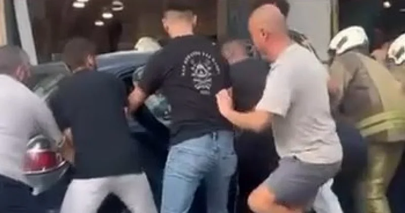 Beykoz’da kontrolden çıkan otomobil kaldırımdaki yayalara çarptı Son dakika haberleri
