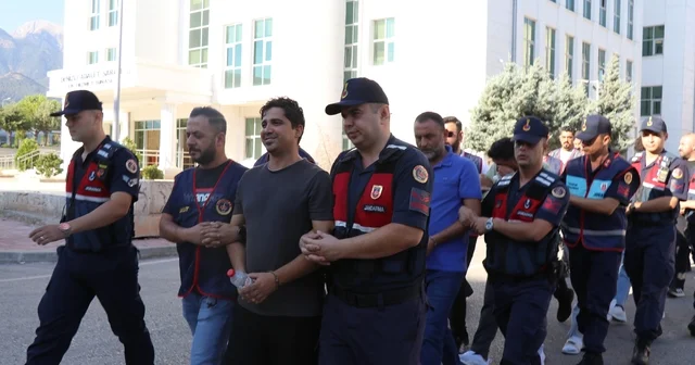 Sırıtarak girdiği adliye binasından tutuklanarak çıktı Kaçırdıkları kişileri darp edip gasp eden 7 çete üyesi tutuklandı Denizli Haberleri Habertürk Yerel Haberler