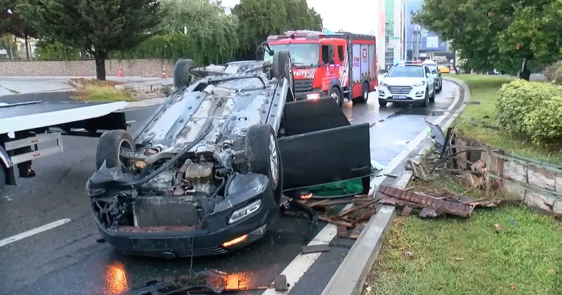 Ataşehir’de otomobil kaldırıma çarpıp takla attı: 2 yaralı