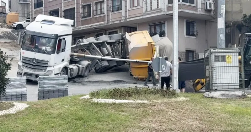 Kağıthane’de kum yüklü hafriyat kamyonunun dorsesi devrildi