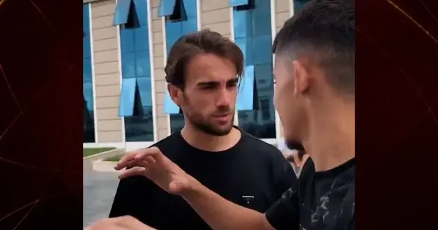 Yunus Akgün den kartal pençesi yapan taraftara tepki: Bu ne oğlum!