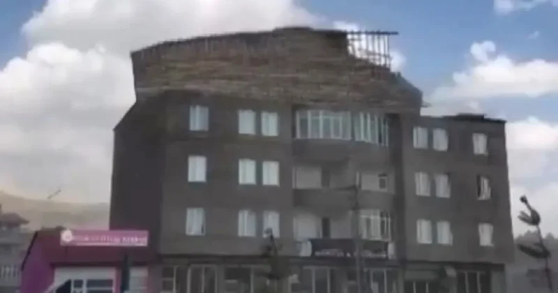 Yüksekova’da ani fırtına bir binanın çatısını uçurdu