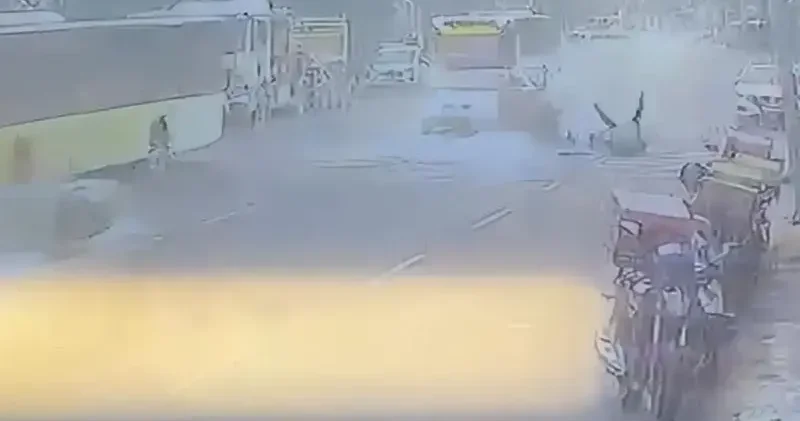 Kağıthane’de motosikletin park halindeki otomobile çarparak takla attığı kaza kamerada