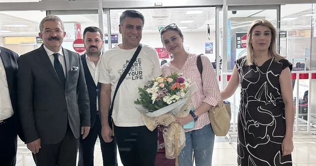 Tahran dan Van a direkt uçuşlar başladı: İlk turist kafilesi çiçeklerle karşılandı Van Haberleri Habertürk Yerel Haberler