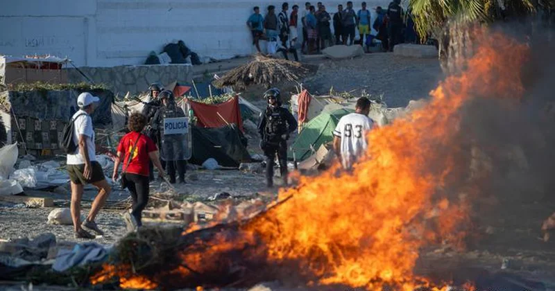 İspanya da tansiyon yüksek! Göçmenlerin barınaklarını ateşe verdiler