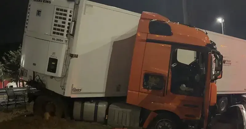 Çekmeköy de yağış nedeniyle kayganlaşan yolda TIR bariyere çarptı