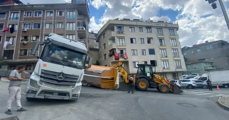 Damperi açık hafriyat kamyonu, park halindeki aracın üzerine devrildi