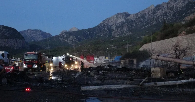 Antalya da balıkçı barınağına sıçrayan yangında 20 den fazla tekne zarar gördü