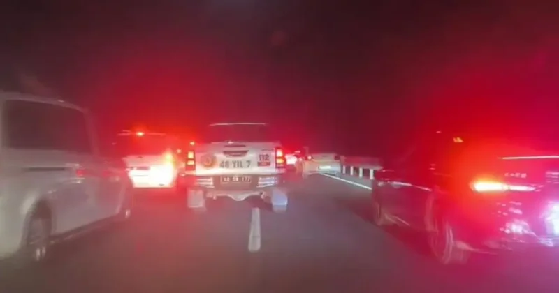 Köyceğiz deki yangın kontrol altında: 10 kilometrelik araç kuyruğu oluştu